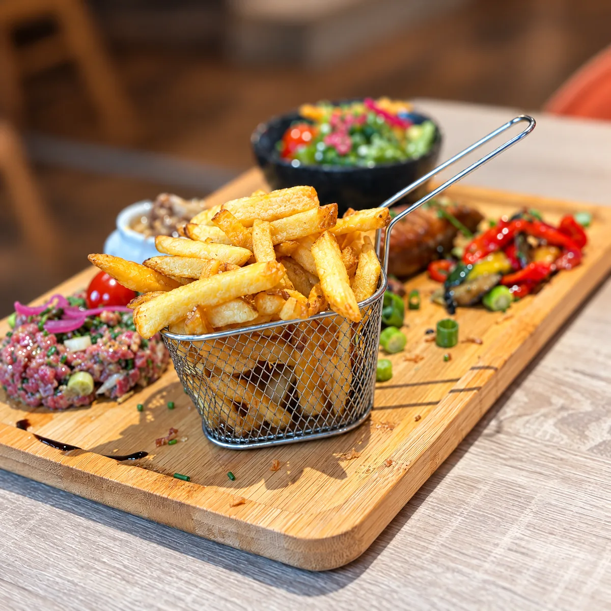 Planche viande, frites et salade